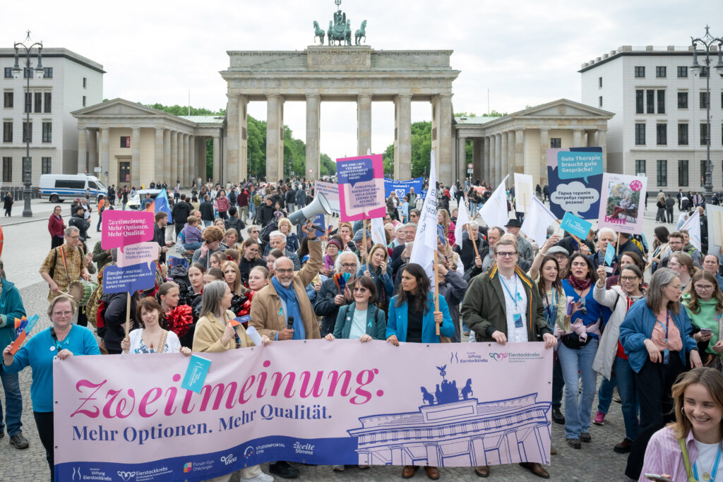 Demonstration zum Welteierstockkrebstag vor dem Brandenburger Tor